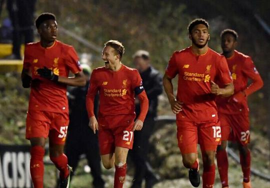 篮球湖人球员场上发挥获得球迷认可